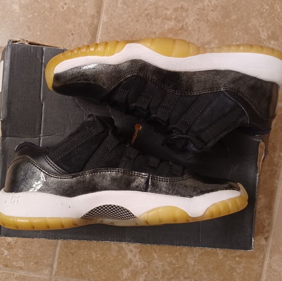 Jordan 11 Retro Low 'Barons' Wo.6½ (5Y) - Picture 2 of 10